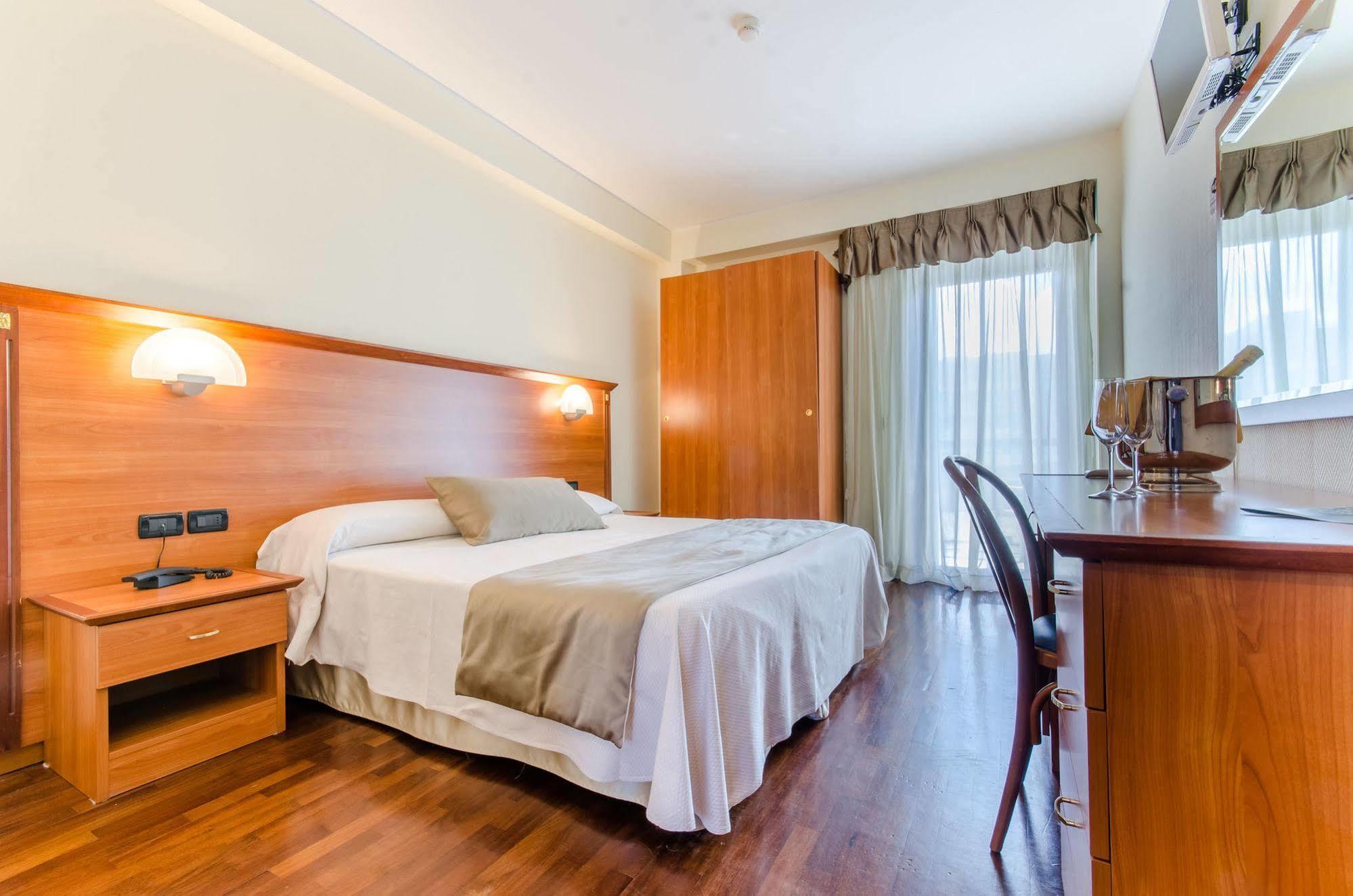 Federico Ii Hotel LʼAquila